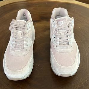 38: Nike Air Max 90 LX (lavender velvet) Size 8